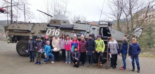 Historický armádní transporter u školy 