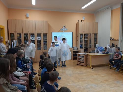 Co nosí planeta Země?